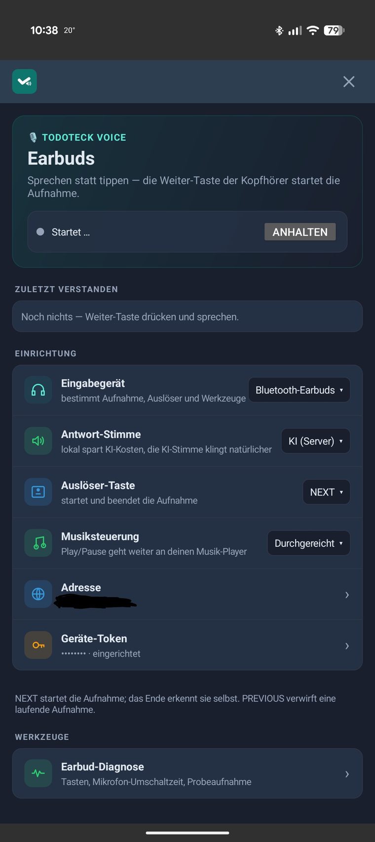 Der Earbuds-Bildschirm der Todoteck-App auf dem Handy, dunkles Design. Eingabegerät Bluetooth-Earbuds, Antwort-Stimme KI vom Server, Auslöser-Taste NEXT, Musiksteuerung durchgereicht, darunter die Earbud-Diagnose
