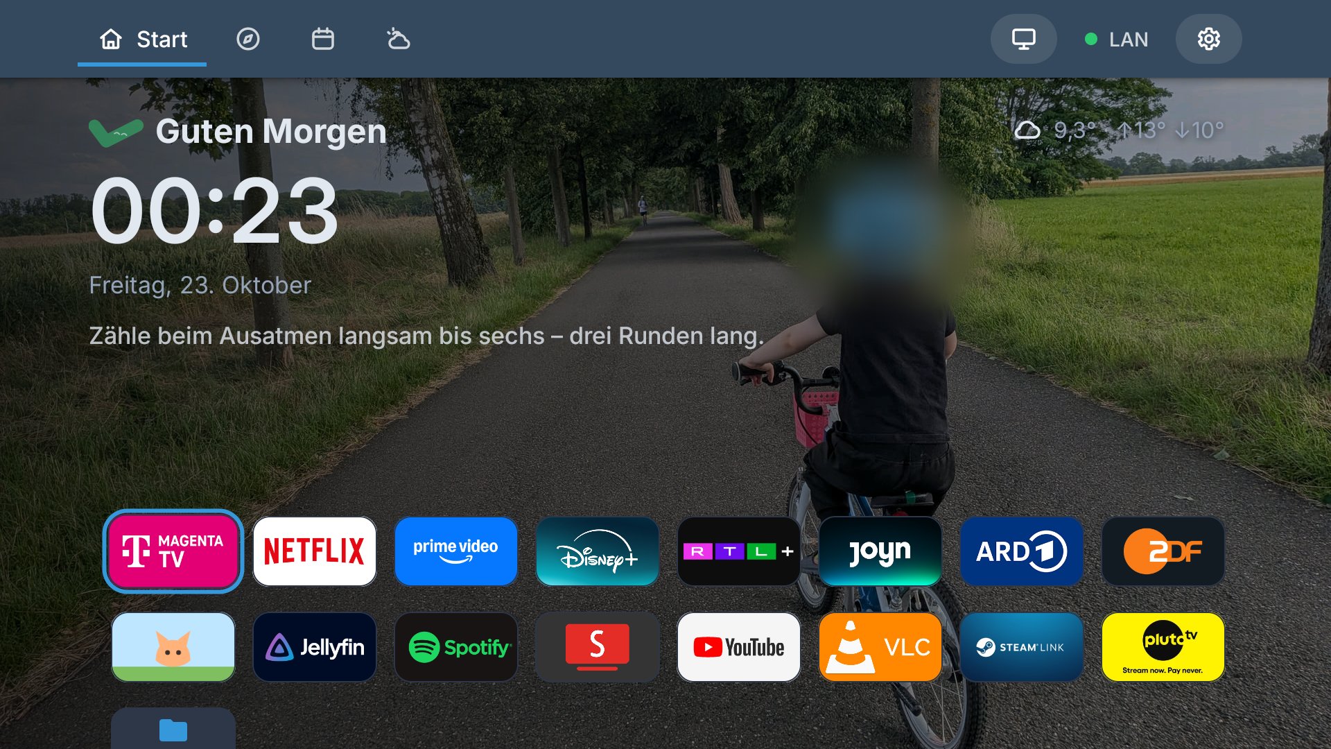 Start: Gruß, Uhr, Achtsamkeitstipp und Wetter, dahinter ein Foto aus unserem Familienalbum, unten unsere Apps