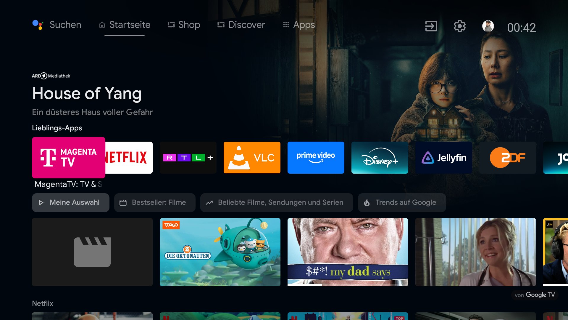 Der alte Startbildschirm von Google TV: oben ein großer Vorschlag für eine Serie, darunter unsere Apps und Reiter für Bestseller, beliebte Filme und Trends auf Google