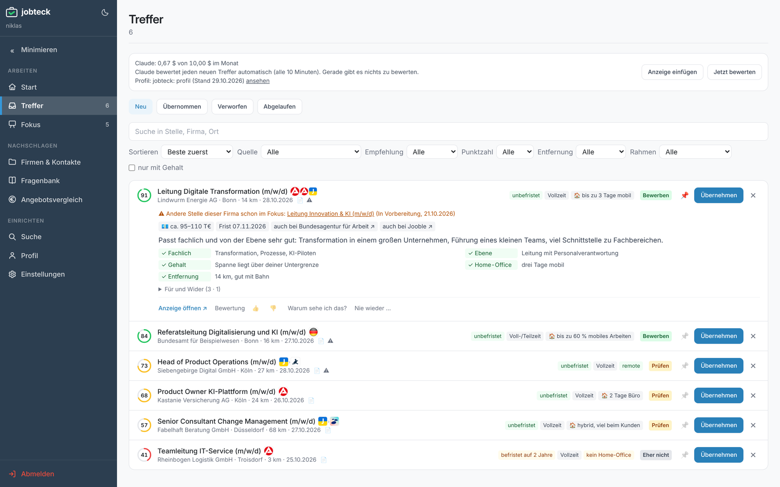 Trefferliste in Jobteck mit Demodaten und erfundenen Firmen. Oben eine Stelle mit 91 Punkten aufgeklappt: Gehalt, Frist, auch bei Bundesagentur und Jooble, darunter die Begründung je Kriterium.