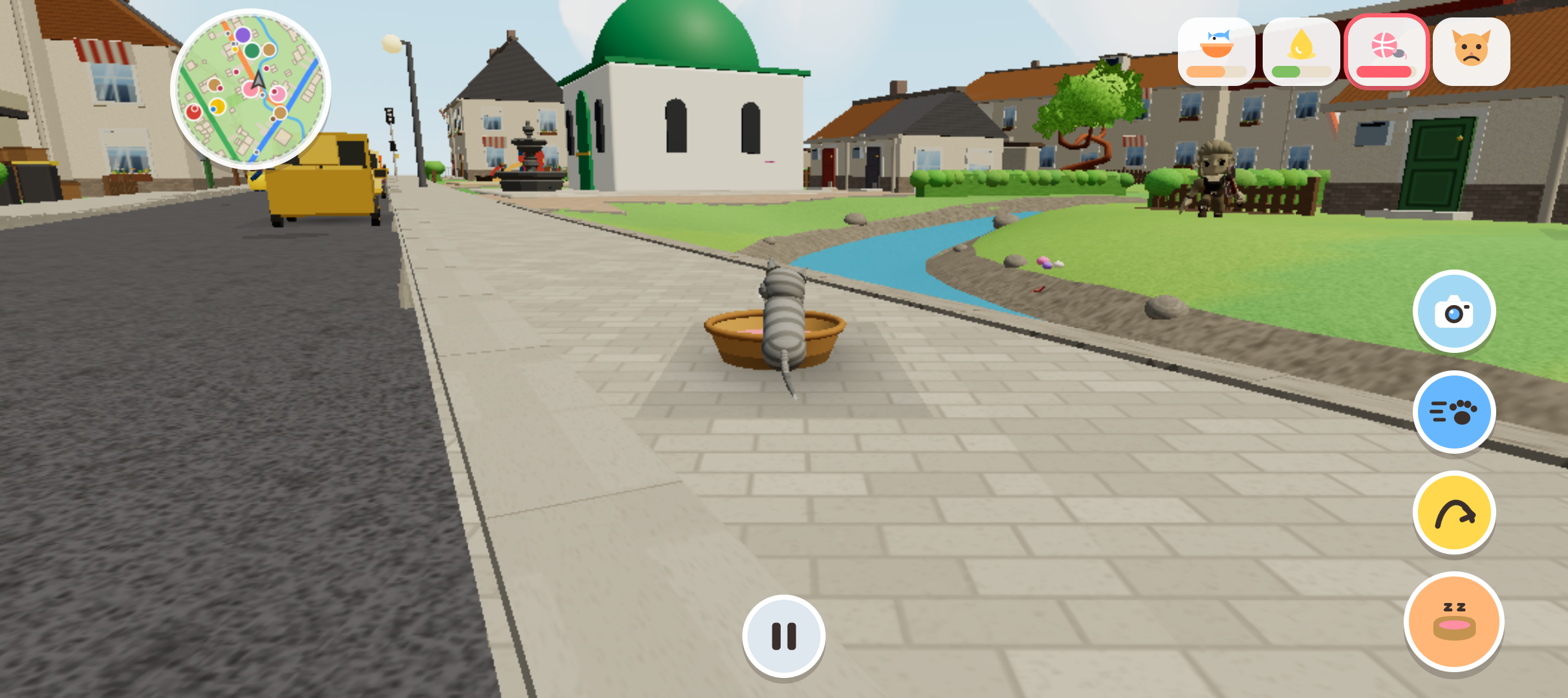 Die graue Katze liegt in ihrem Korb auf dem Gehweg. Daneben schlängelt sich der Bach durch die Wiese, hinten stehen Häuser, ein Brunnen und ein Pavillon mit grüner Kuppel. Oben links die Minikarte, rechts die großen runden Knöpfe.