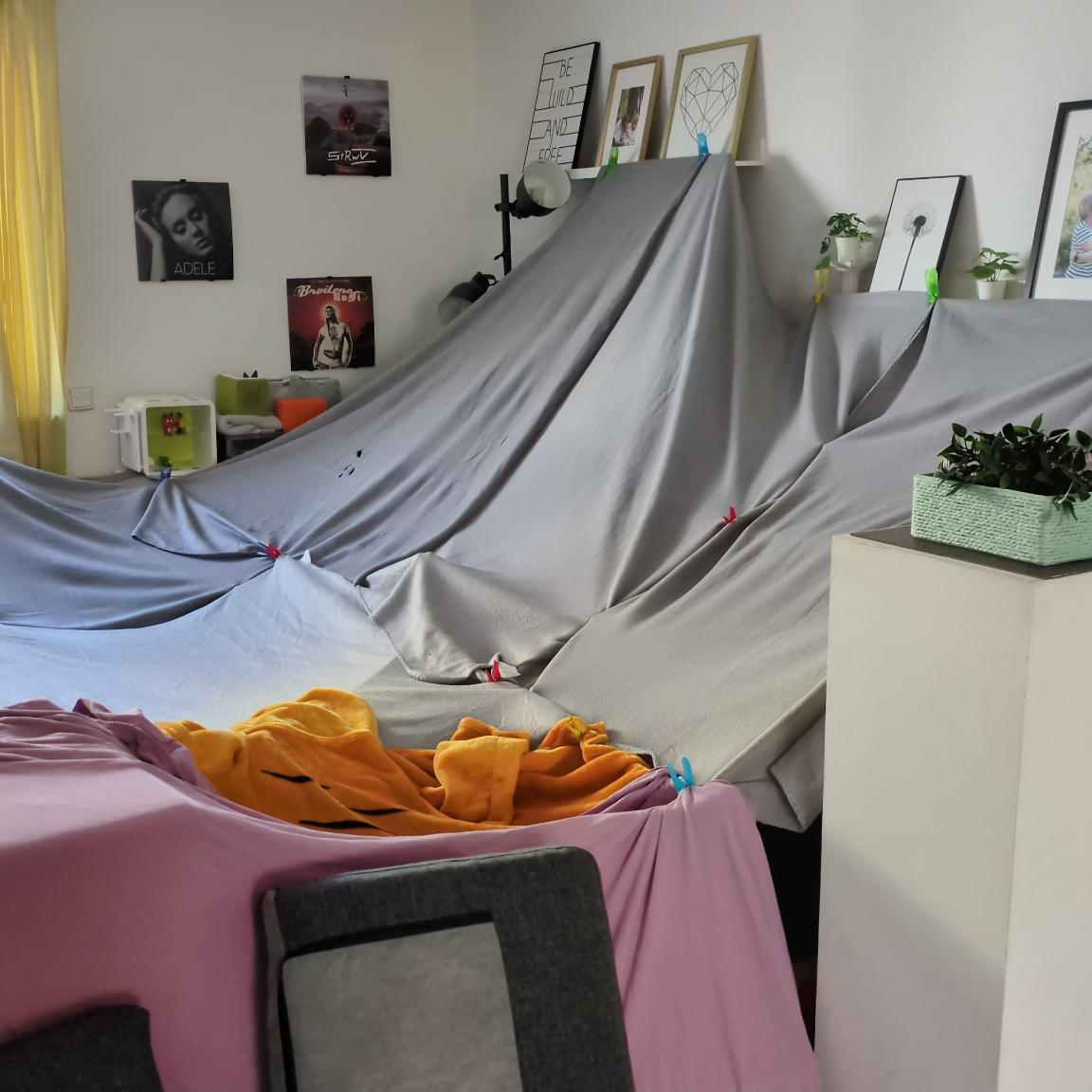Räuberhöhle aus Decken über dem Sofa