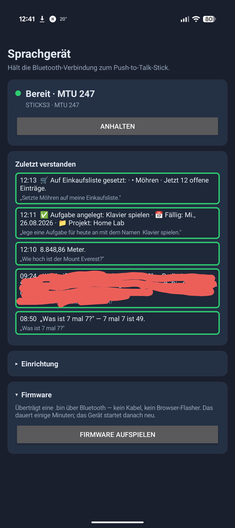 Die Sprachgerät-App auf dem Handy, dunkles Design. Oben Bereit mit MTU 247, darunter die Liste Zuletzt verstanden: Möhren auf die Einkaufsliste, eine angelegte Aufgabe, 8.848,86 Meter als Antwort auf die Mount-Everest-Frage, ein unkenntlich gemachter Eintrag und 7 mal 7 ist 49