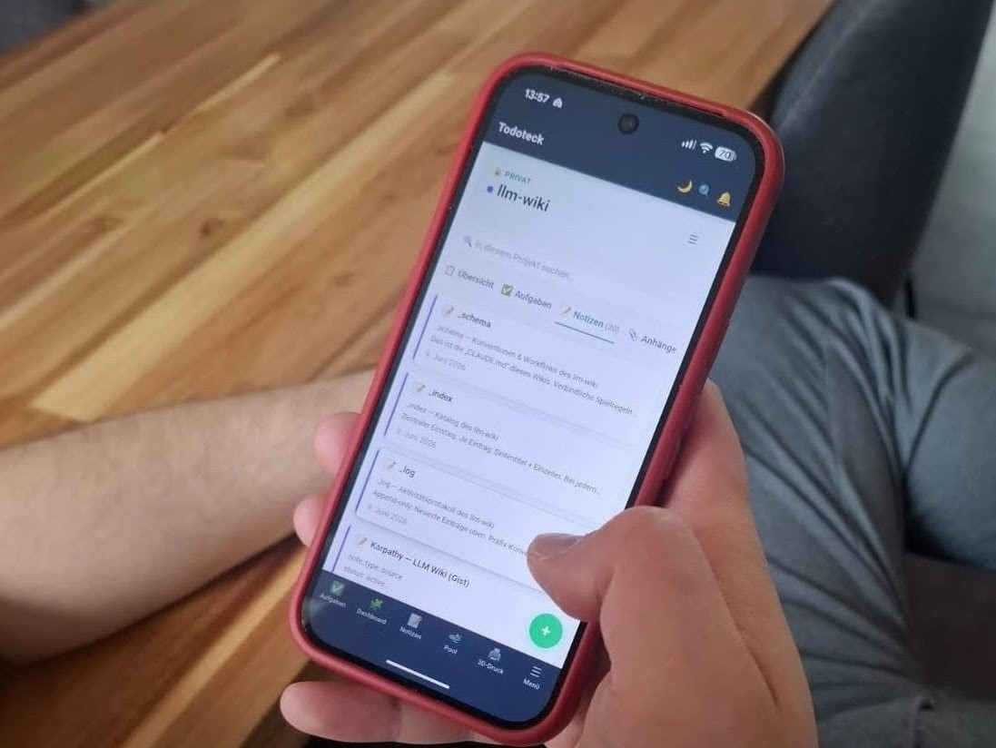 Mein Handy mit der Todoteck-App, geöffnet im Projekt llm-wiki. In der Notizen-Liste stehen _schema, _index, _log und Karpathy - LLM Wiki (Gist).